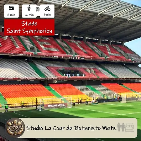 La Cour Du Botaniste